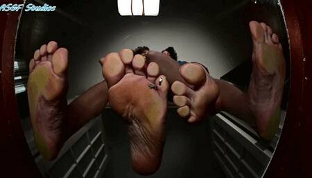 Paisley and Santana DIRTY BAREFEET Giantess crush! - MOV