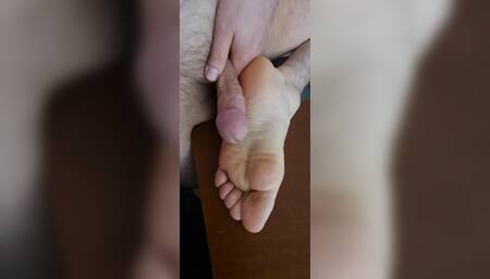 Creamed my wrinkled feet soles with cum