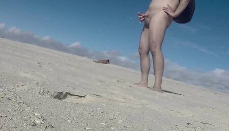 I showed my hard cock cumming, next to a fat old man who was going to the beach.