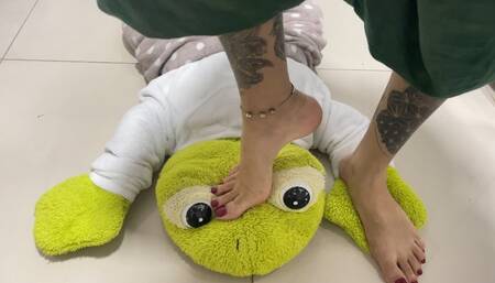 Stepping on you! my worshipper