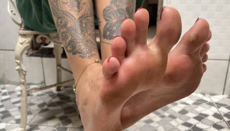 Jessy Showing Every Detail of Her Tempting Soles