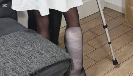 Il Sig Caster manda un messaggio alla nostra casterina M. Annika le chiede se può avvolgere la sua gamba di cotone, tanto cotone, per poi fasciarla creando un grosso piedone. Scene in casa, scale, calza in nylon e tacco Buona visione grazie s Caster