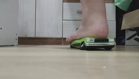 100kg, 220lbs crushing green toy car barefoot