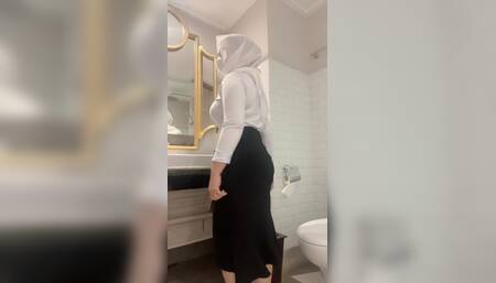 Hijab tobrut colmek for a moment before leaving for work