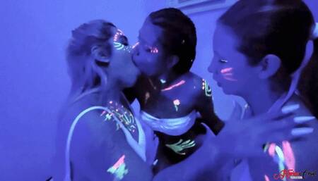 THREESOME KISS IN NEON LIGHT - VICTORIA DIAS - CLIP 3 - NEW SEPTEMBER 2025