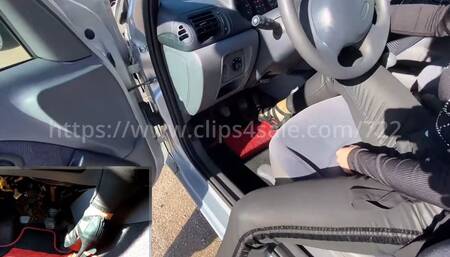 Laetitia discovers the Clio # 2 - PIP over shoulder