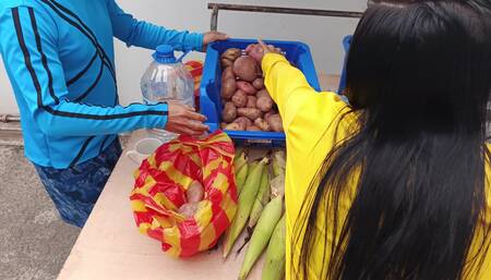 Horny woman fucks the vegetable man - homemade amateur