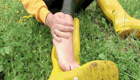 Turned my leg in the garden WMV