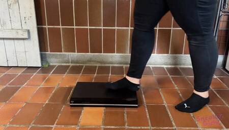 Sneaker-Girl Ella - Old DVD Player