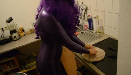 Kitchen work in latexcatsuit