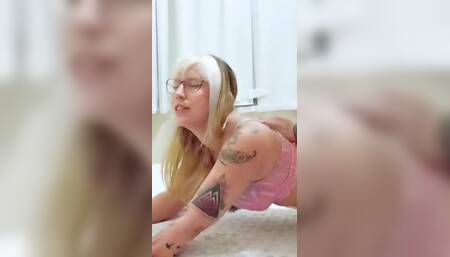 Cute Blonde Girl Knows How to Use Her Big Ass