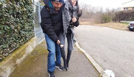 Miss Annika e Mister Dark stanno tornando a casa , da una passeggiata, quando ad un tratto AI, CHE MALE, Annika prende una storta slogandosi la caviglia un'altra volta. Mmmmmm.. Mister Dark : ci risiamo cosa hai fatto.. fa vedere e poi.....