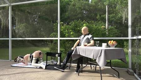 The curvy Latexmaid on the Fuckingmachine outside