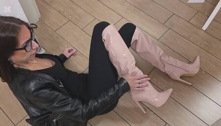 Oggi Miss Annika si è prestata per un video personalizzato Boot e slogatura. Difficile interpretazione in quanto tacco alto e un solo stivale. Lei molto sexy ed elegante, non ché simpatica e deliziosa. Insomma la nostra Miss ci sa fare. Ci delizia.
