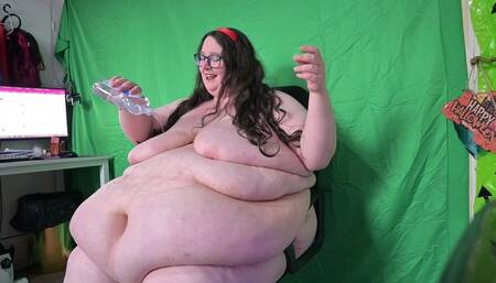 SSBBW FUCKS BELLY BUTTON WITH DILDO