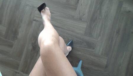 POV lapsitting and toe tapping L