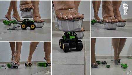 Juliette-RJ and Lady Syl Nift destroying toys from a Messy Boy - TOYS CRUSH- BRAZILIAN MILF - TOYS HUMILIATION - ASMR - SLOW MOTION - HIGH HEELS - EXHIBTIONISM - CRUSH GIRL - FOOT FETISH - BRAZILIAN MILF - ROLE PLAY