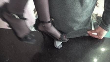 The Goddess Xue'er steps on a cock with her black stockings and high heels!