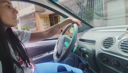 Adrianna can't start the Renault Twingo properly.