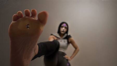 Raven crushes her little step brother under her barefoot