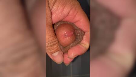 In the bathroom, there was a cock that was getting an erection, only knowing how to endure it, not having to do it