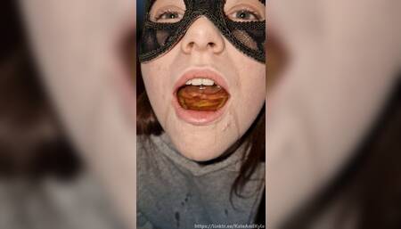 I love to drink his yellow piss