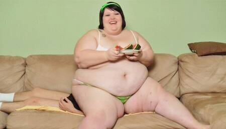 Skinny Guy Squashed By Jenny While She Eats & Tiffany While She Reads *MP4*