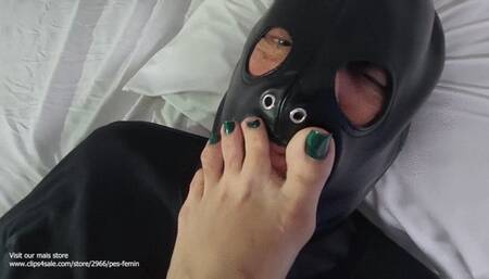 I LOVE MAKE YOU SUCK MY TOES AND LICK BETWEEN THEM