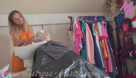 Lockenwickler und Trockenhaube - Frisieren im Fetischfriseur Salon