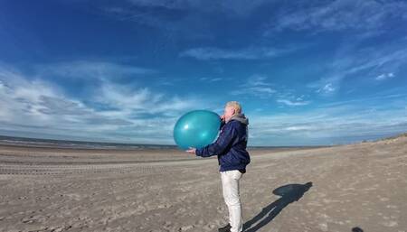 Skeletor100377 blows to pop 24 inch Roomtex at beach
