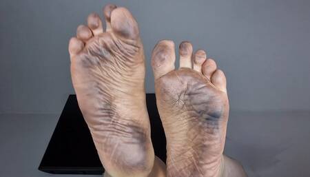 Lick my dirty smelly feet - foot fetish