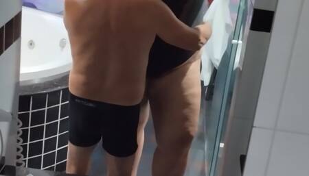 O pequeno iniciando no trampling conhecendo o peso da sua BBW Gigantesca com mais de 140kg e com 2mts de salto alto ele ama ser esmagado por seus grandes pés e pernas grossas dessa Amazona Sensual e Fetichista