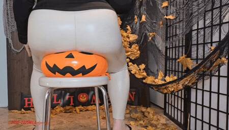Mila's Halloween - Butt crush (Part 01)