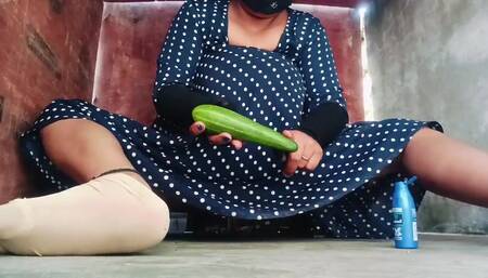 Desi Woman Cucumber sex big big Cucumber and big pusssy