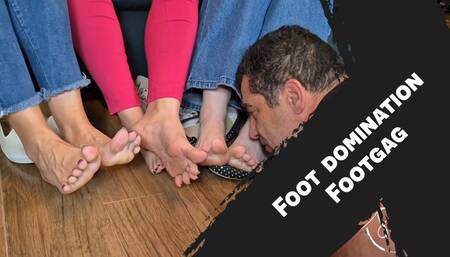 A slave sniffer of the very sweaty Queens' feet 720p