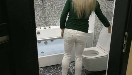 After a hearty meal, I needed to go to the toilet MP4 FULL HD 1080p