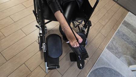 Miss Annika oggi ha un paio di Hunter nuovi e non vede l'ora di farli vedere in giro si prepara con i suoi pantaloni e giubbotto in pelle cosa che non può mancare il suo frustino sexy entusiasta scende le scale e ahimè inciampa cosa sarà successo?...