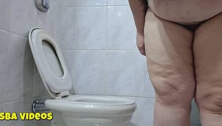 ALEXYAH - A BBW goddess in the toilet for you to watch