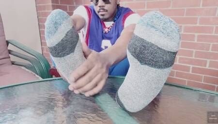 I touch and show my male feet in the solarium (2025)