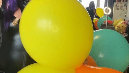 valeri in latex costume pop more big small balloons and gloves