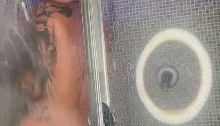 Zietta nuda in doccia: Ti becco che mi spii e ti sottometto coi piedi!