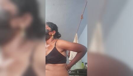 Tamil aunty fingering and urine passing