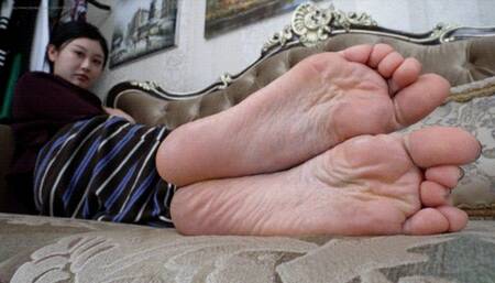 The beautiful and delicate Asian young woman XiaoMei shows off her sexy little feet3 4K