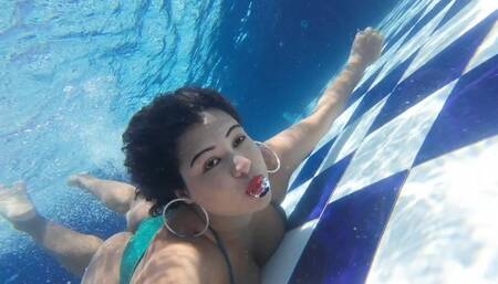Blowing bubbles in the swimmingpool