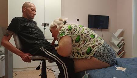 a neighbor gives me a deep blowjob so that I cum in her mouth