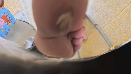 4K giantess martina humiliated the dwarfs in the bathroom
