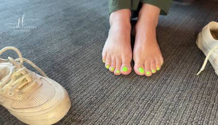 Hot MILF's Foot Tease: Bright Toes & Big Booty Delight