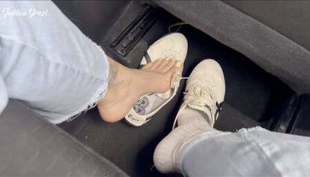 Goddess Grazi in public foot tease - on Uber (MP4-HD 1080p)