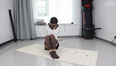 xy341 - thought the cute little secretary in gray stockings was tied up with ropes and tried to pick up candy from the ground with her feet.