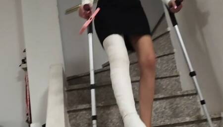 Miss Annika torna dall'ospedale un pò demoralizzata convinta che finalmente gli togliessero i dllc invece no rimane con un llc più alto e col piede diritto a causa di un problema al tallone di Achille sconsolata chiama un amico per farsi consolare.